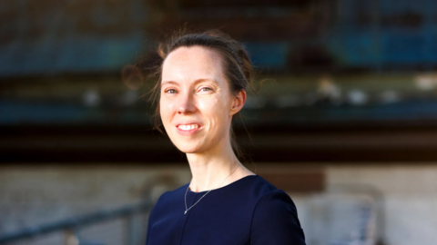 Outdoor headshot of Professor Karin Öberg.