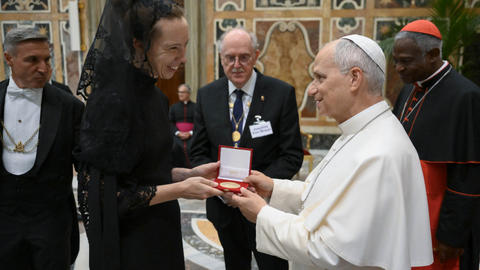 Professor Karin Öberg receiving a medal from Pope Leo at the Vatican.