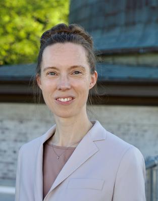 Outdoor headshot of Professor Karin Öberg.