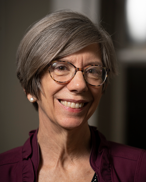 Elizabeth Knoll's headshot.