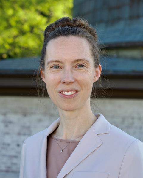 Outdoor headshot of Professor Karin Öberg.