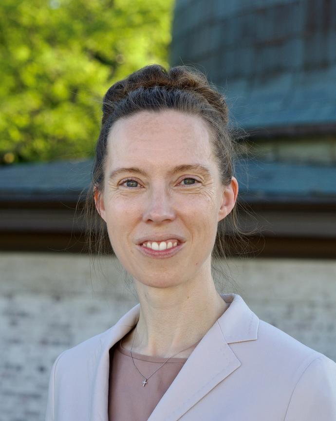 Outdoor headshot of Professor Karin Öberg.