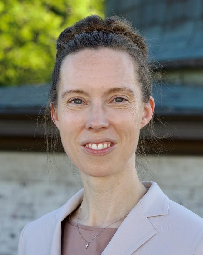Outdoor headshot of Professor Karin Öberg.